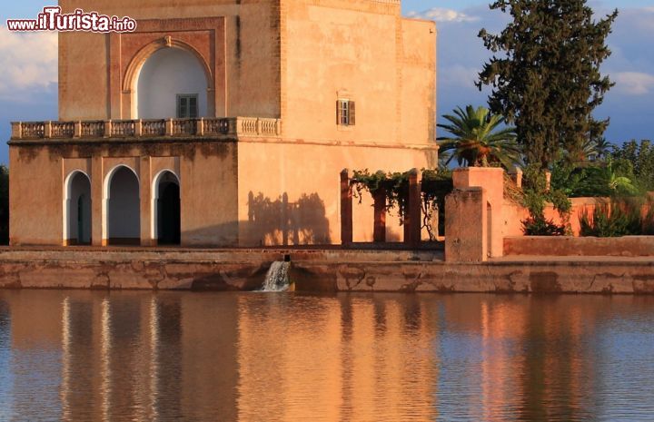 Immagine Particolare del Padiglione dotato di terrazza panoramica da dove si gode di una ottima vista dei Giardini di Menara di Marrakech - © John Copland / Shutterstock.com