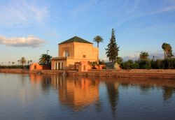 Posti a breve distanza dalla Medina, i Giardini di Menara sono un luogo perfetto per rilassarsi durante le clde giornate estive a Marrkech - © Copland / Shutterstock.com