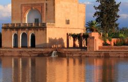 Particolare del Padiglione dotato di terrazza panoramica da dove si gode di una ottima vista dei Giardini di Menara di Marrakech - © John Copland / Shutterstock.com