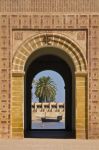 Porta di ingresso al Padiglione dei Giardini Menara di Marrakech - © Anibal Trejo / Shutterstock.com