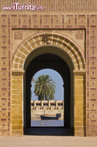 Immagine Porta di ingresso al Padiglione dei Giardini Menara di Marrakech - © Anibal Trejo / Shutterstock.com