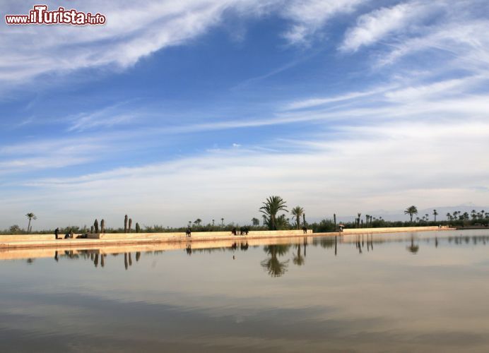 Immagine La posizione centrale e l'ingresso gratuito hanno reso molto popolari i Giardini Menara a Marrakech, frequentati sia dai turisti che dai locali - ©  irabel8 / Shuttersirabel8tock.com