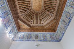 I ricchi soffitti del Museo di Marrakech, Marocco - © Anibal Trejo / Shutterstock.com 