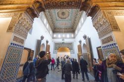 Turisti in visita al Museo di Marrakech - © The Visual Explorer / Shutterstock.com 