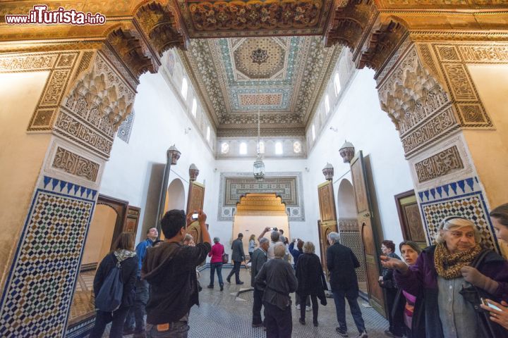 Immagine Turisti in visita al Museo di Marrakech - © The Visual Explorer / Shutterstock.com