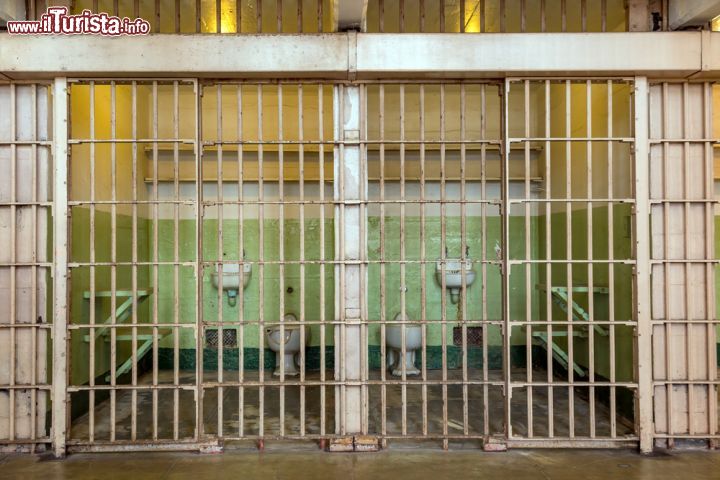 Immagine Le celle delle prigioni di Alcatraz, teatro di 26 tentativi di fuga - © f11photo / Shutterstock.com