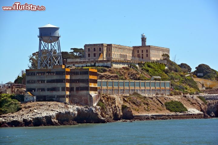 Immagine Il complesso del carcere di Alcatraz e l'omonima isola- © meunierd / Shutterstock.com