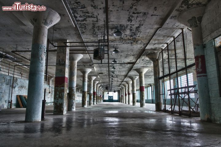 Immagine Gli interni spettrali del carcere di Alcatraz, nella baia di San Francisco - © kenkistler / Shutterstock.com