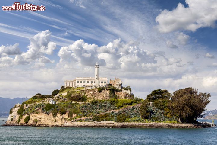 Immagine L'isola maledetta di Alcatraz, dove fu operativo un celebre penitenziario di massima sicurezza - © Maciej Bledowski / Shutterstock.com