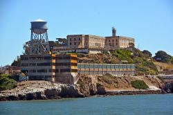 Il complesso del carcere di Alcatraz e l'omonima isola- © meunierd / Shutterstock.com 