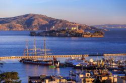 In primo piaano il porto di San Francisco e più indietro l'isola e le prigioni di Alcatraz - © f11photo / Shutterstock.com 