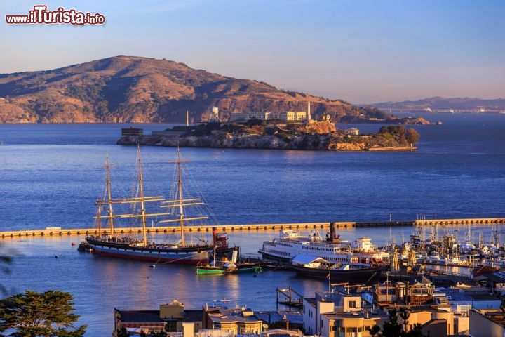 Immagine In primo piaano il porto di San Francisco e più indietro l'isola e le prigioni di Alcatraz - © f11photo / Shutterstock.com 