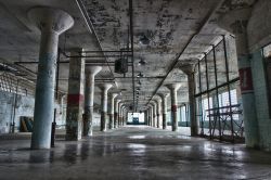 Gli interni spettrali del carcere di Alcatraz, nella baia di San Francisco - © kenkistler / Shutterstock.com