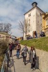 Turisti scendono dalla torre Kula Lotrscak a Zagabria, ungo il percorso pedonale - © paul prescott / Shutterstock.com 