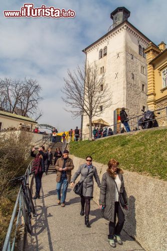 Immagine Turisti scendono dalla torre Kula Lotrscak a Zagabria, ungo il percorso pedonale - © paul prescott / Shutterstock.com