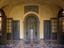 Hall di ingresso della parte più antica del museo Lenbachhaus a Monaco di Baviera