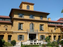 Ingresso della casa museo Lenbachhaus a Monaco. In questa villa visse il principe e pittore Franz von Lenbach - © Usien - CC BY-SA 3.0 - Wikimedia Commons.