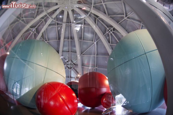 Immagine La si può definire di stile cosmico l'architettura dell'Atomium di Bruxelles: ad apprezzarla, pare, siano soprattutto i bambini dai 6 ai 12 anni che hanno anche la possibilità di trascorrere una notte all'interno di una sfera a loro dedicata - © Alexandra Lande / Shutterstock.com