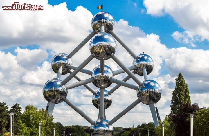 Immagine Con i suoi 102 metri d'altezza e una struttura di 2.400 tonnellate di acciaio, l'Atomium è costituito da 9 sfere collegate fra di loro e rivestite, in origine, da alluminio. Simboleggia i 9 atomi di un cristallo di ferro, importante riferimento alla scienza e all'utilizzo di questa struttura nella quale è normalmente organizzata la materia nel mondo fisico o in natura - © S-F / Shutterstock.com