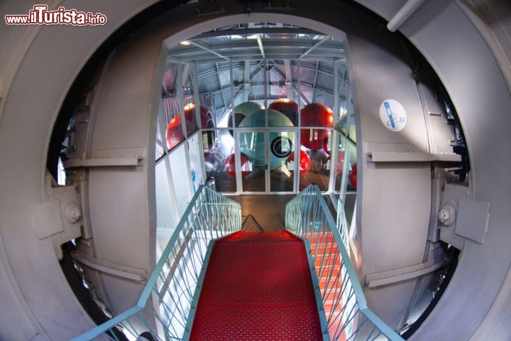 Immagine Cosa offre l'Atomium al suo interno? Sale con esposizioni e mostre, una boutique con regali e souvenir molto interessanti e un ristorante panoramico a 95 metri di altezza - © Alexandra Lande / Shutterstock.com