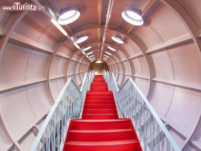 Immagine All'interno dell'Atomium, situato nel parco Heysel di Bruxelles, si possono visitare esposizioni permanenti dedicate a questo monumento, ammirare mostre temporanee e fare passeggiate surrealiste attraverso tubi e sfere. A collegare le sfere ci sono scale mobili e altre a gradini dalle quali, attraverso aperture finestrate e oblò, è possibile guardare le altre sfere e il paesaggio sottostante - © Alexandra Lande / Shutterstock.com