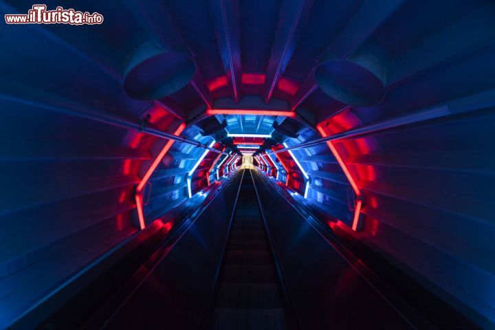 Immagine Spostandosi tra una sfera e l'altra all'interno dell'Atomium, utilizzando scale mobili o a gradini tradizionali, i visitatori possono ammirare anche giochi di luce che creano con i loro colori e sfumature un'atmosfera ancora più suggestiva - © Alexandra Lande / Shutterstock.com