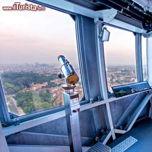 Immagine Il panorama che si può ammirare dalle sfere dell'Atomium è uno dei più suggestivi fra quelli offerti dalla capitale belga. E se le condizioni climatiche non sono delle migliori? Nessun problema: questa struttura è dotata di un computer in grado di digitalizzare l'ambiente esterno - © www.atomium.be - SABAM - Christophe Licoppe