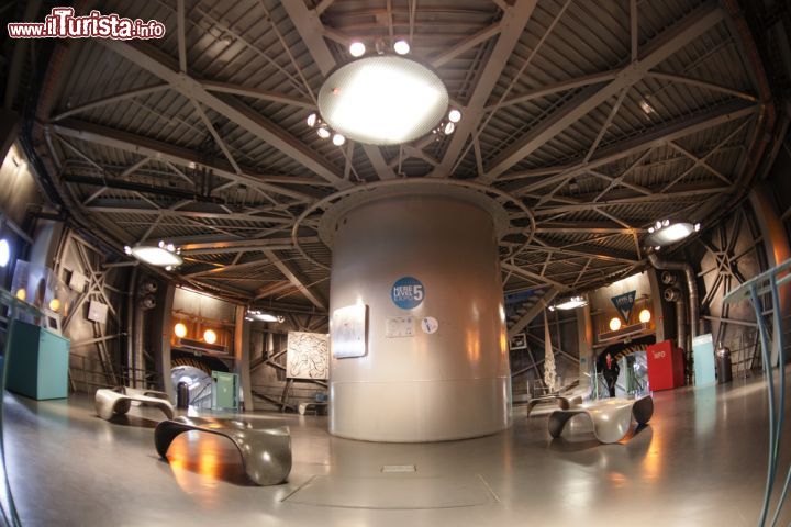 Immagine Chiuso al pubblico dal 2004 al 2006 per interventi di ristrutturazione, l'Atomium è stato protagonista non solo di  un importante restauro esterno che ha contribuito a conferirgli nuovamente la brillantezza originale (assieme agli effetti luminosi del 1958) ma anche di interessanti migliorie interne relative a confort e sicurezza dei visitatori. In conformità alle normative più attuali, la struttura è stata infatti dotata di aria condizionata, illuminazione di emergenza e rilevazione incendi - © Alexandra Lande / Shutterstock.com