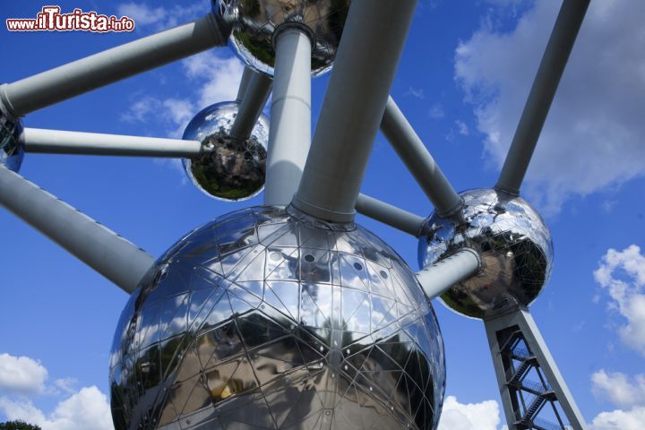 Immagine Un particolare della struttura che caratterizza il singolare emblema dell'Esposizione Universale di Bruxelles realizzato da André Waterkeyn nel 1958. Non avendo supporto verticale, tre delle sfere superiori sono chiuse al pubblico per motivi di sicurezza - © Alexandra Lande / Shutterstock.com