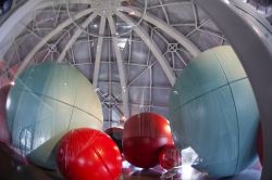 La si può definire di stile cosmico l'architettura dell'Atomium di Bruxelles: ad apprezzarla, pare, siano soprattutto i bambini dai 6 ai 12 anni che hanno anche la possibilità ...