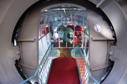 Cosa offre l'Atomium al suo interno? Sale con esposizioni e mostre, una boutique con regali e souvenir molto interessanti e un ristorante panoramico a 95 metri di altezza - © Alexandra ...