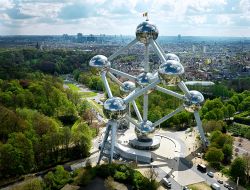 E' il simbolo di Bruxelles e del Belgio, un'opera che si può ben definire unica dal punto di vista architettonico: l'Atomium, qui fotografato dall'alto, rappresenta l'attrazione ...