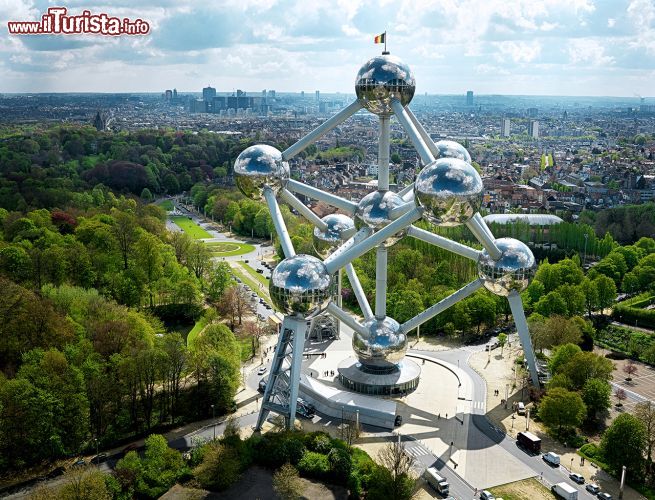 Immagine E' il simbolo di Bruxelles e del Belgio, un'opera che si può ben definire unica dal punto di vista architettonico: l'Atomium, qui fotografato dall'alto, rappresenta l'attrazione turistica più popolare di questa bella capitale europea. Costruito in occasione dell'Esposizione Universale del 1958 con l'obiettivo iniziale di rimanere installato per soli 6 mesi, dall'Atomium si gode di uno straordinario panorama a  360 gradi sulla città e dintorni © www.atomium.be - SABAM - www.laurentphotoaerial.be