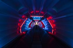 Spostandosi tra una sfera e l'altra all'interno dell'Atomium, utilizzando scale mobili o a gradini tradizionali, i visitatori possono ammirare anche giochi di luce che creano con ...