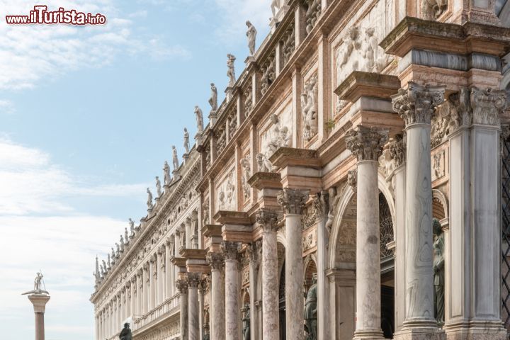 Immagine Colonne in stile ionico lungo il piano superiore della facciata della Biblioteca Sansovina di Venezia - © gnoparus / Shutterstock.com