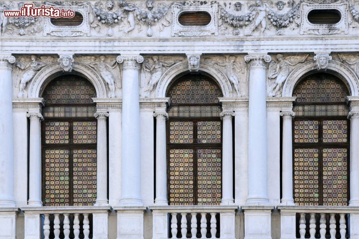 Immagine Il palazzo della Libreria Sansovina venne iniziato nel 1537 sotto la direzione di Jacopo Sansovino, ma venne completato oltre 50 anni dopo dallo Scamozzi - © vicspacewalker / Shutterstock.com