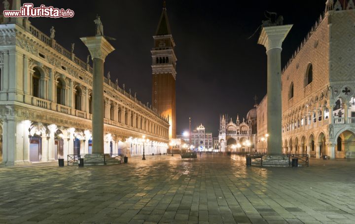 Immagine Posta davanti al Palazzo Ducale, la Marciana è una delle biblioteche più importanti d'Italia, con oltre 620.000 volumi conservati al suo interno - © Vasily Mulyukin / Shutterstock.com