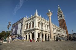 E' sicuramente una delle biblioteche più fotografate al mondo, grazie alla sua magnifica posizione in p azzetta San Marco- © saaton / Shutterstock.com 