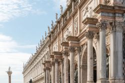 Colonne in stile ionico lungo il piano superiore della facciata della Biblioteca Sansovina di Venezia - © gnoparus / Shutterstock.com