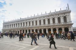 Chiamata anche Biblioteca San Marco, la Biblioteca nazionale Marciana è meno conosciuta rispetto ai palazzi adiacenti di Venezia ma contiene un tesoro tra libri antichi e manoscritti ...