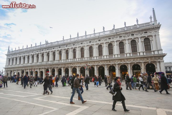 Immagine Chiamata anche Biblioteca San Marco, la Biblioteca nazionale Marciana è meno conosciuta rispetto ai palazzi adiacenti di Venezia ma contiene un tesoro tra libri antichi e manoscritti - © Photoman29 / Shutterstock.com