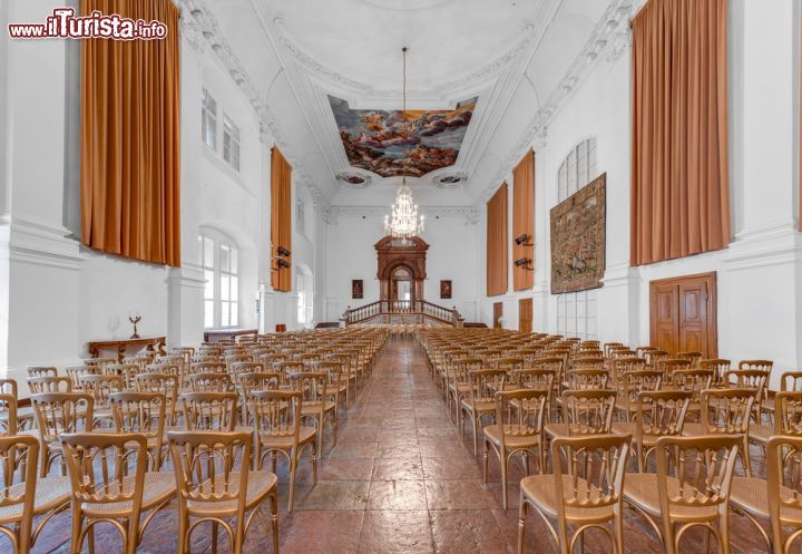 Immagine Sono tantissime le sale che caratterizzano un tour all'interno della Residenza di Salisburgo - © Anibal Trejo / Shutterstock.com