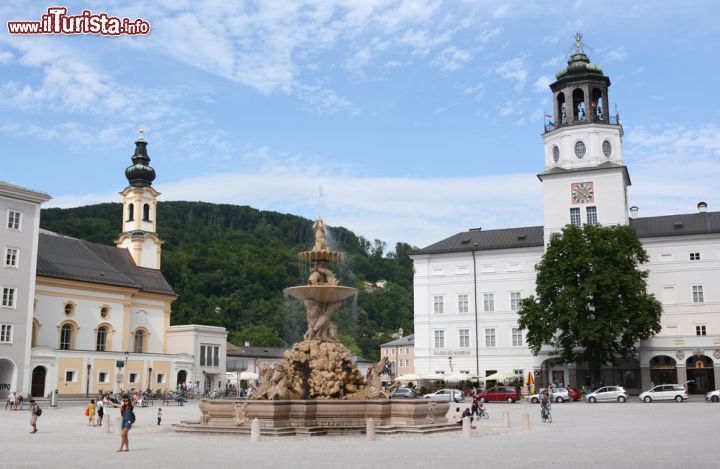 Immagine La Residentplatz e il complesso della Residenz di Salisburgo, il palazzo di potere dei principi vescovi della città austriaca - © Sarah Marchant / Shutterstock.com