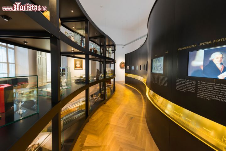 Immagine La visita con tour nella splendida residenza arcivescovile di salisburgo , con interni sfarzosi ed eleganti- © Anibal Trejo / Shutterstock.com
