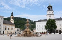 La Residentplatz e il complesso della Residenz di Salisburgo, il palazzo di potere dei principi vescovi della città austriaca - © Sarah Marchant / Shutterstock.com 