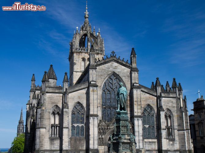 Immagine Royal Mile, Edimburgo: la facciata gotica della Cattedrale di Sant'Egidio (St. Giles) - © Circumnavigation / Shutterstock.com