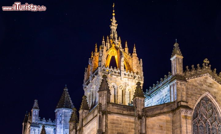 Immagine Un recente sistema di illuminazione esterna della Cattedrale di St Giles offre emozioni notturne lungo il Royal Mile di Edimburgo - © Leonid Andronov / Shutterstock.com