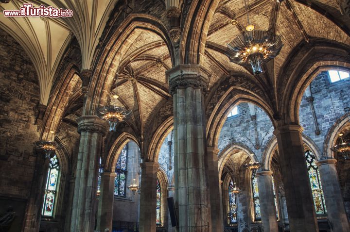 Immagine Un dettaglio delle navate gotiche della Cattedrale di St Giles ad Edimburgo - © M.V. Photography / Shutterstock.com