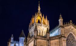 Un recente sistema di illuminazione esterna della Cattedrale di St Giles offre emozioni notturne lungo il Royal Mile di Edimburgo - © Leonid Andronov / Shutterstock.com