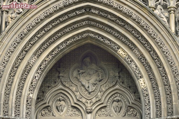Immagine Il portale gotico d'ingresso alla Cattedrale di Sant'Egidio a Edimburgo - © givi585 / Shutterstock.com